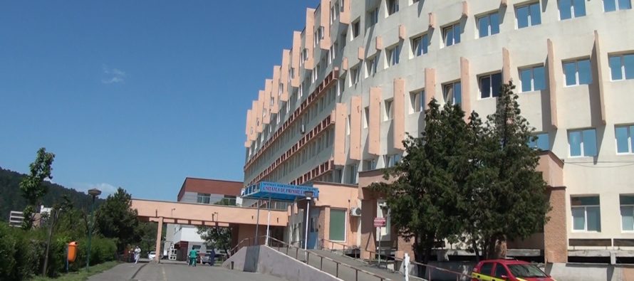 Un pacient internat la Spitalul Județean s-a aruncat în gol de la etajul 3