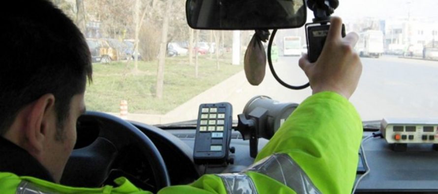 Cu viteză în localitate și fără permis, un tânăr a încercat să înșele polițiștii cu acte false