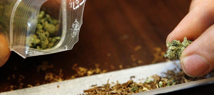 Prins în trafic de polițiști după ce a consumat canabis