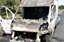 O mașină a luat foc la Borlești