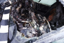 Autoturism cuprins de flăcări din cauza unui scurtcircuit electric