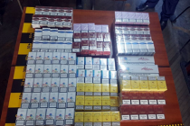 Peste 50.000 de țigarete de contrabandă descoperite de polițiști într-o piață din Piatra Neamț