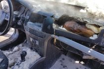 4 autoturisme au ars în curtea unui imobil din Tg. Neamț