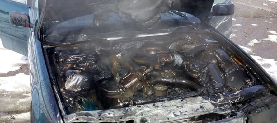 Un autoturism a luat foc în curtea unui cetățean din Roman