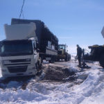 Tir cu bere rasturnat macara