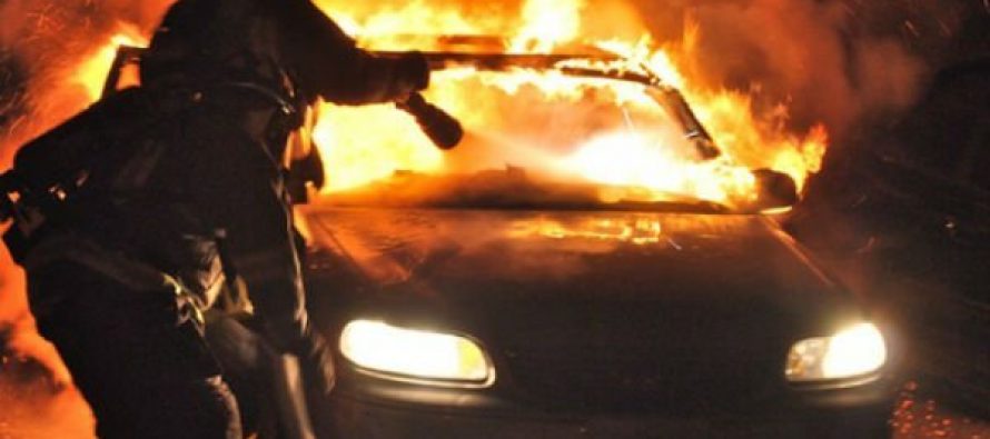 Supărați că nu au reușit să fure catalizatorul, niște tineri au incendiat un autoturism