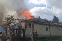 O casă din Borlești a fost cuprinsă de flăcări după ce a căzut jar din sobă
