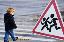 Copil accidentat pentru că a traversat strada nesupravegheat