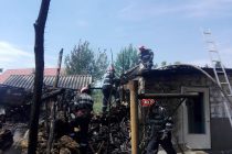 Două gospodării învecinate cuprinse de flăcări, în comuna Sagna