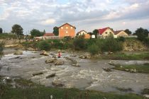 Copil căzut în râul Cracău, căutat de pompierii nemţeni