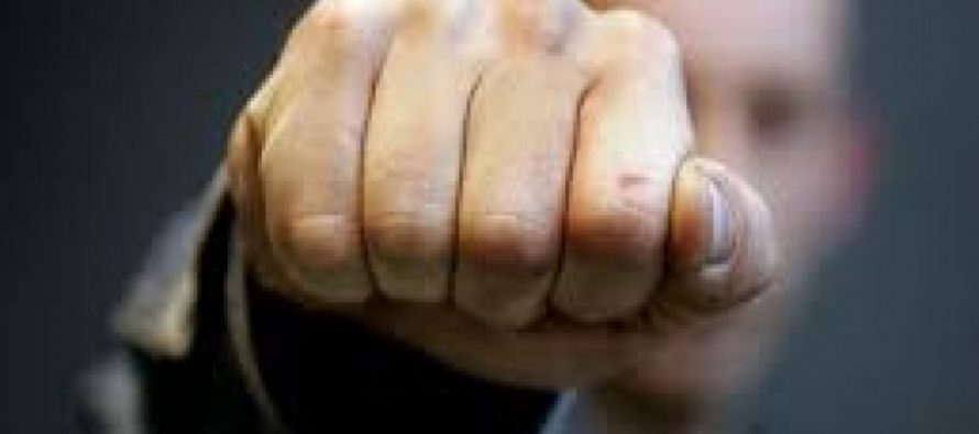 A intrat în curtea unui cetățean din Bahna și l-a luat la bătaie