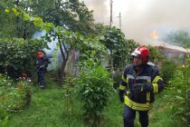 În această dimineaţă: incendiu la o locuinţă de pe str. Amurgului din Piatra Neamţ