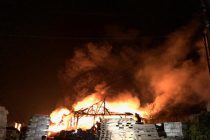 Incendiu devastator la un depozit de materiale de construcţii şi piese auto din Tg. Neamţ
