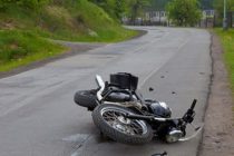 S-a urcat pe motocicletă fără permis şi a făcut accident