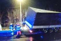 Un TIR din Polonia a rupt despărțitoarele de sens la ieșirea din Roman, pe E85