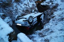 Un autoturism s-a răsturnat în afara suprafeței carosabile în localitatea Dulcești