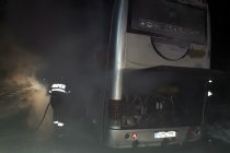 Incendiu produs la roata unui autocar plin cu oameni