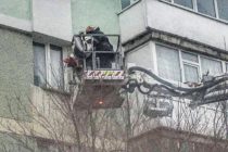 O femeie a rămas blocată în balcon după ce copilul de 1 an i-a încuiat ușa
