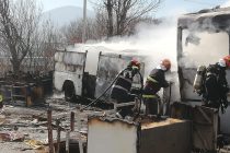 Două autobuze dezafectate au ars în curtea unei societăți, pe str. Fermelor din Piatra Neamț