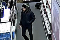 A furat o pereche de căști dintr-un magazin și este căutat de polițiști