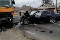 Accident între un TIR și un autoturism pe DN15, la Săvinești