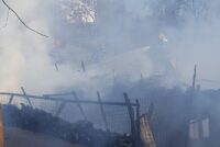 O magazie plină cu lemne a ars în curtea unei gospodării din Bicaz