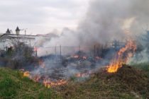 O tonă de deșeuri au ars ieri pe strada Muncii, în Piatra Neamț