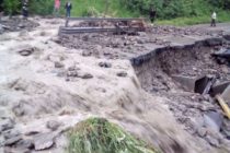 Drumul național DN15 blocat de aluviuni. Circulația a fost întreruptă.