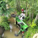 Tractor rasturnat in parau Raucesti (3)