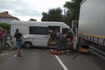 Accident rutier cu 5 victime, 2 persoane încarcerate, la Grumăzești