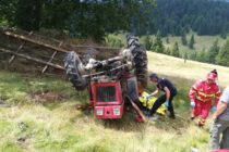 Un bărbat și-a pierdut viața după ce s-a răsturnat cu tractorul