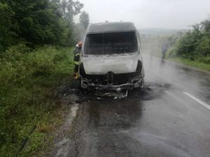 Incendiu autoutilitara cu vin Tazlau