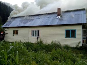 Incendiu locuinta acoperis Poiana Teiului