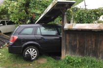 Un bărbat din Tg. Neamț s-a oprit cu autoturismul într-un gard după ce a avariat un stâlp