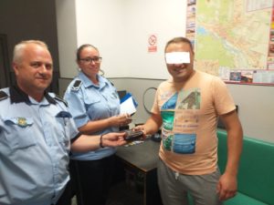 portofel cu bani returnat