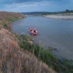 Fetita cazuta in raul Moldova (1)