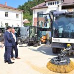 Miercuri, 28 august, la sediul Primăriei Municipiului Piatra-Neamț a avut loc un eveniment de prezentare a celor mai moderne utilaje și tehnologii în materie de curățenie stradală si intretinere spatii publice ale companiei germane Kärcher, firmă de top la nivel mondial. Prezent la eveniment, primarul Dragoș Chitic a exprimat preocuparea municipalității pietrene de a oferi servicii publice la cel mai înalt nivel. „Suntem interesați să oferim pietrenilor servicii de calitate, iar intretinerea orașului reprezintă un capitol prioritar. Utilizarea unor utilaje de ultimă generație sporește eficiența și calitatea serviciilor publice edilitare realizate de către municipalitate. Pentru mine este foarte important aspectul orașului nostru, calitatea mediului în care trăim și confortul pe care îl oferim pietrenilor ” a declarat primarul Dragoș Chitic. Firma germană Kärcher este o companie internațională de renume cu o cifră de afaceri de 2,5 miliarde de euro pe an și 85% din produsele ei sunt exportate în afara Germaniei. „Suntem furnizor de sisteme. În loc să vindem doar un produs o dată, noi construim o relație pe termen lung cu clienții și le oferim un sprijin complet pentru problemele lor de curățare: consiliere continuă, accesorii potrivite și agenți de curățare. Maşinile municipare Kärcher sunt nu numai durabile dar sunt şi prietenoase cu mediul înconjurător, fiind eco-efficiency”, a declarat Monica IAVORSCHI, Managing Director Kärcher România. După întâlnirea din sala de ședințe, primarul și reprezentanții Primăriei Piatra-Neamț au însoțit membrii companiei la Curtea Domnească, unde au fost expuse mai multe utilaje Kärcher.