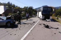 Accident rutier între un autoturism și un autocar în localitatea Poiana Largului