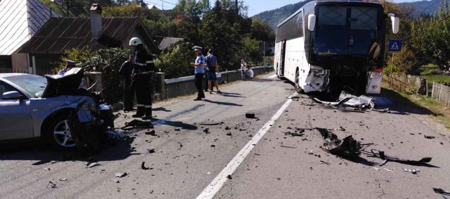 Accident rutier între un autoturism și un autocar în localitatea Poiana Largului
