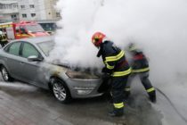 Un autoturism a luat foc în Piatra Neamț, pe strada Dimitrie Leonida