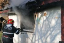 O casă din Piatra Neamț a luat foc din cauza unui fumător neatent