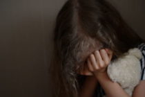 Declarațiile autorităților locale în cazul unei fetițe abuzate la o creșă din Piatra Neamț