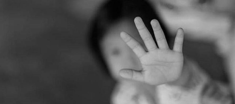 Fetiță de 5 ani bătută crunt de mama ei cu mătura