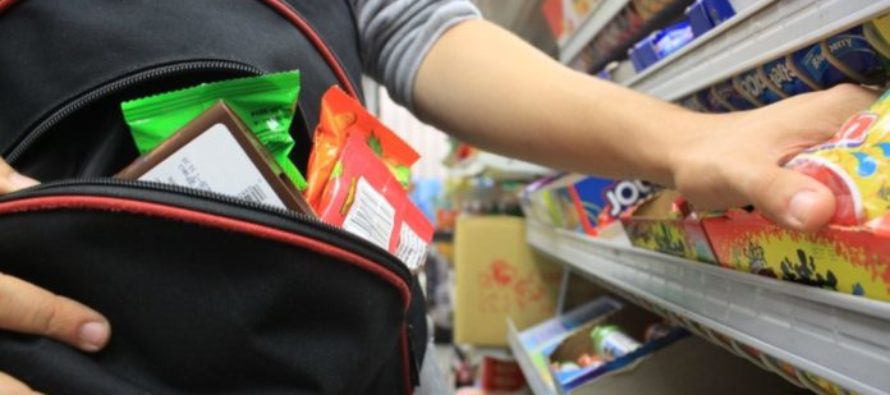 O femeie reținută de polițiștii romașcani pentru mai multe furturi dintr-un centru comercial