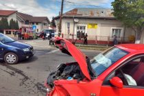 Un autoturism s-a ciocnit violent cu o mașină de gunoi în municipiul Roman