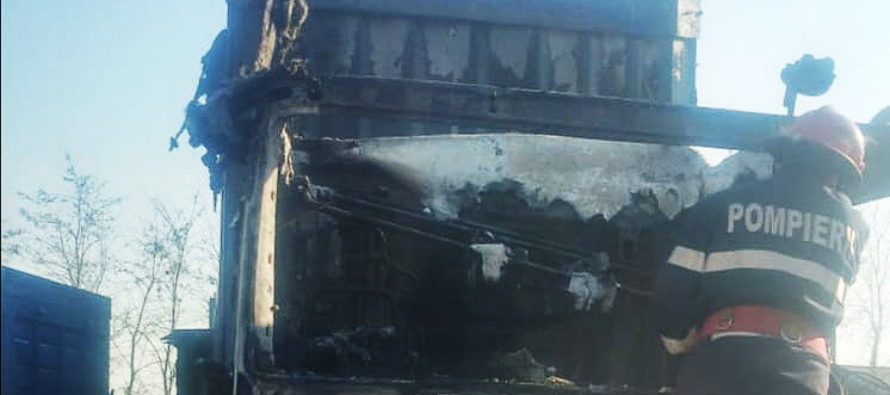 Cabina unui TIR a luat a ars din cauza unui scurtcircuit electric