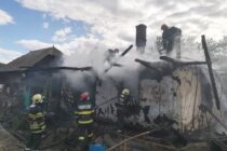 O familie din Crăcăoani a rămas fără casă în urma unui incendiu provocat intenționat