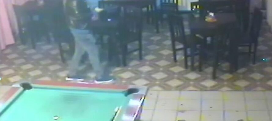 Tânăr căutat de polițiști după ce a furat geanta unei femei