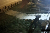 A spart fereastra unei instituții publice și e căutat de polițiști