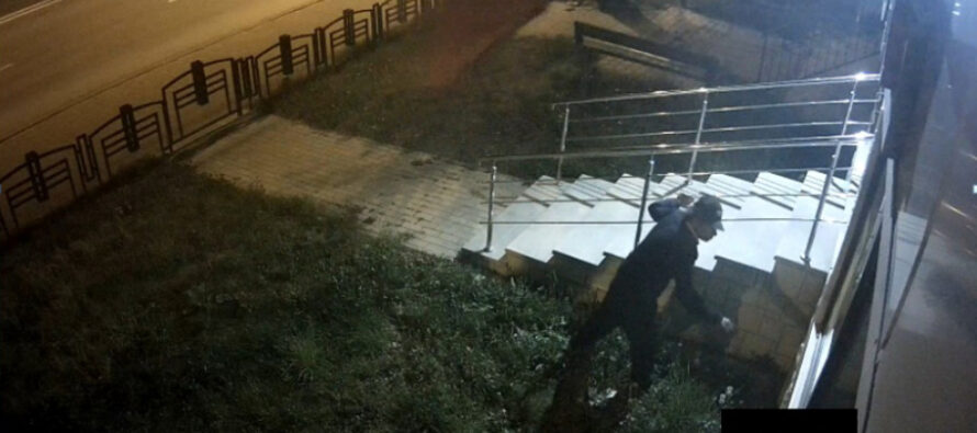 A spart fereastra unei instituții publice și e căutat de polițiști